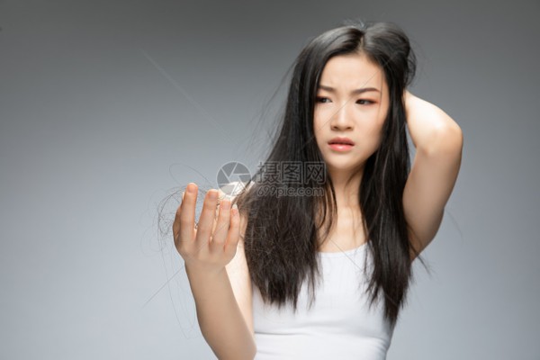 Staring at the eyes full of horror, Li Ling's face slightly changed and his right hand stretched out